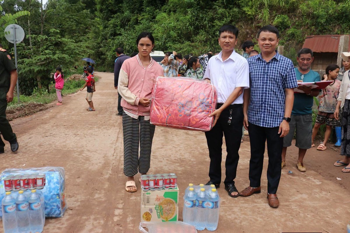 ຫາຍພາກສວນ ມອບເຄອງຊວຍເຫອ ບນເທາທກໃຫຜປະສບໄພນາຖວມ ຢບານນາດ - image 2