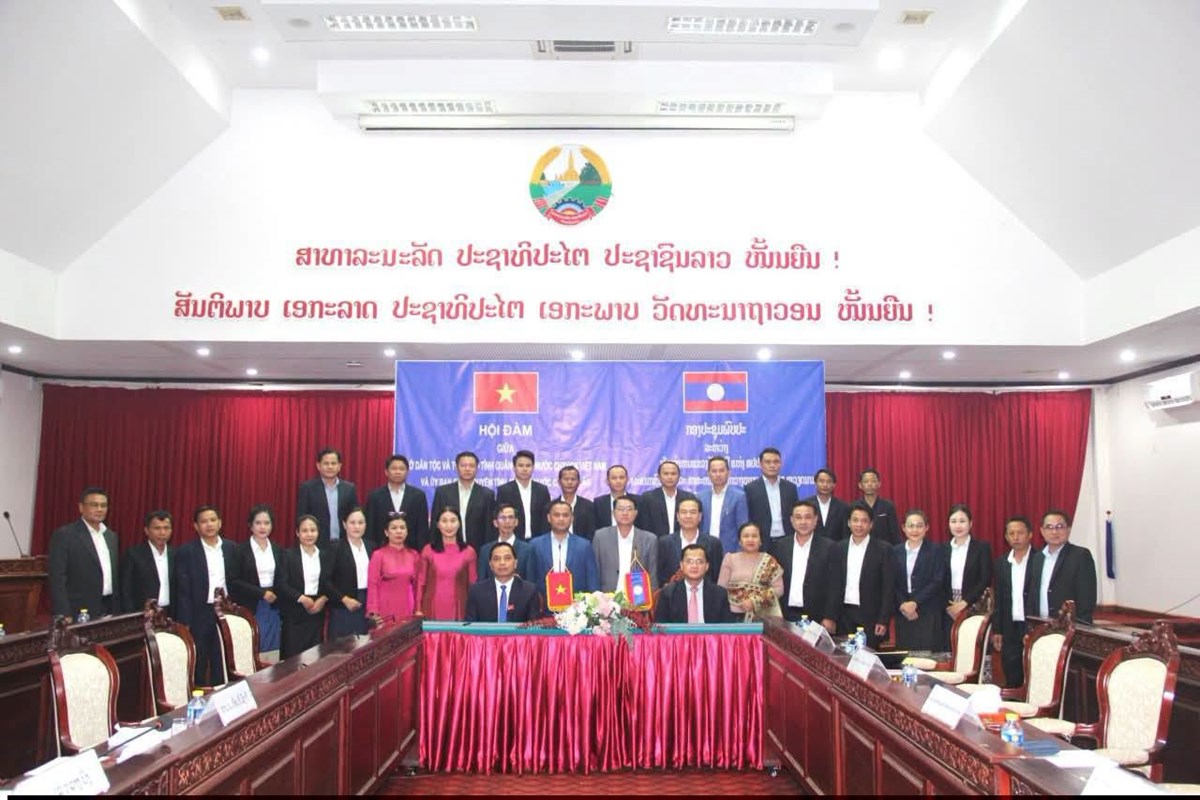 ອັດຕະປື-ກວາງຫງາຍ ລົງນາມຮ່ວມມື ສອງຝ່າຍ image 1 ອດຕະປ-ກວາງຫງາຍ ລງນາມຮວມມ ສອງຝາຍ - image 1