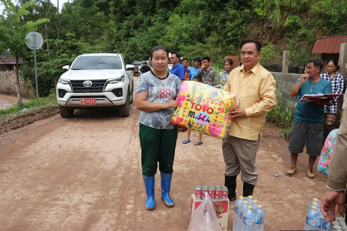ຫາຍພາກສວນ ມອບເຄອງຊວຍເຫອ ບນເທາທກໃຫຜປະສບໄພນາຖວມ ຢບານນາດ - image 1