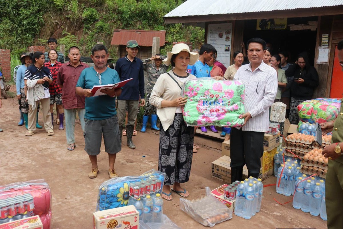 ຫາຍພາກສວນ ມອບເຄອງຊວຍເຫອ ບນເທາທກໃຫຜປະສບໄພນາຖວມ ຢບານນາດ - image 3