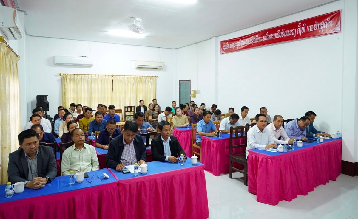 ຫົວໜ້າ ຄອສພ ໂອ້ລົມພະນັກງານ ຄະນະນະໂຄສະນາອົບຮົມ ແຂວງຫຼວງພະບາງ image 1 ຫວໜາ ຄອສພ ໂອລມພະນກງານ ຄະນະນະໂຄສະນາອບຮມ ແຂວງຫວງພະບາງ - image 1