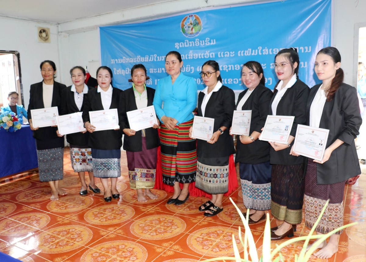 ປິດຊຸດອົບຮົມຍົກລະດັບສີມືໃນການຕັດເສື້ອແວັດ ແລະແຟ້ມໃສ່ເອກະສານ image 1 ປດຊດອບຮມຍກລະດບສມໃນການຕດເສອແວດ ແລະແຟມໃສເອກະສານ - image 1