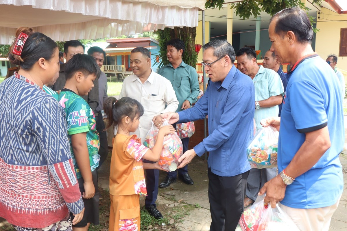 ລັດຖະມົນຕີ ກະຊວງ ຮສສ ຢ້ຽມຢາມຜູ້ປະສົບໄພນໍ້າຖ້ວມ ຢູ່ເມືອງເຊບັ້ງໄຟ image 1 ລດຖະມນຕ ກະຊວງ ຮສສ ຢຽມຢາມຜປະສບໄພນາຖວມ ຢເມອງເຊບງໄຟ - image 1