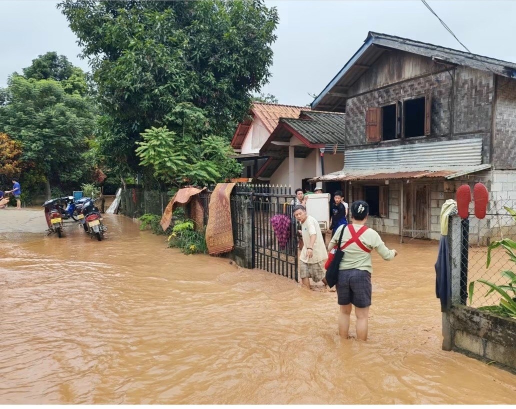 ກອງບັນຊາການທະຫານເມືອງນໍ້າບາກ ນໍາກຳລັງລົງຊ່ວຍເຫຼືອກອບກູ້ໄພພິບັດນໍ້າຖ້ວມ image 2 ກອງບນຊາການທະຫານເມອງນາບາກ ນາກຳລງລງຊວຍເຫອກອບກໄພພບດນາຖວມ - image 2