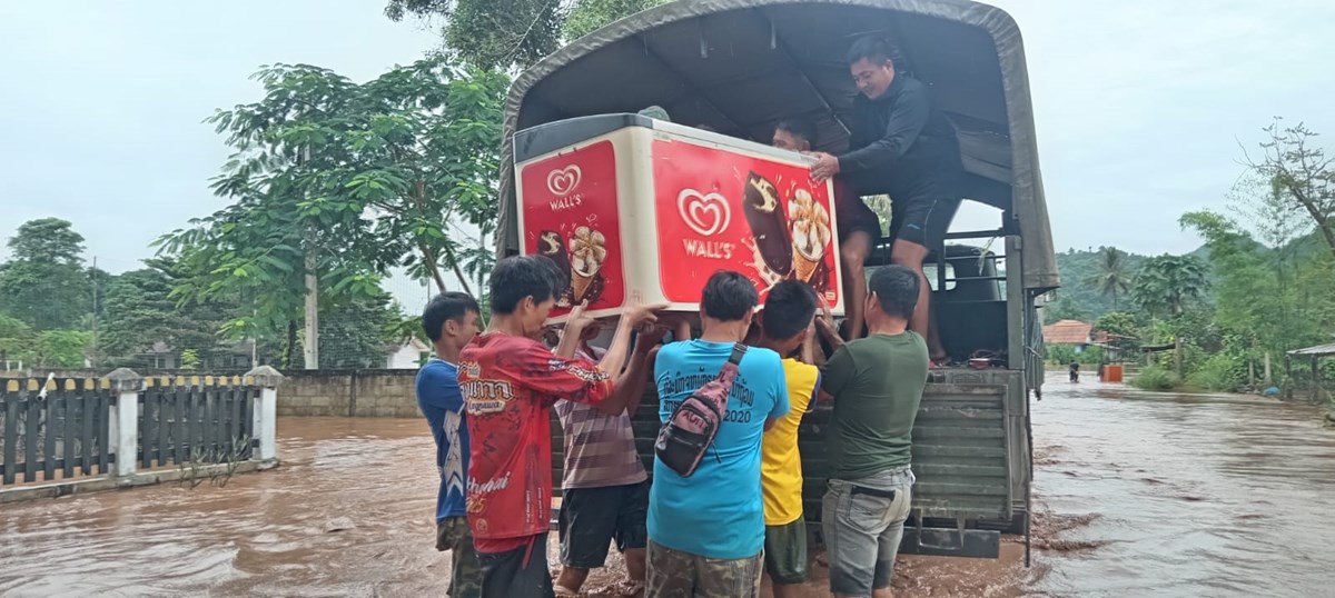ກອງບັນຊາການທະຫານເມືອງນໍ້າບາກ ນໍາກຳລັງລົງຊ່ວຍເຫຼືອກອບກູ້ໄພພິບັດນໍ້າຖ້ວມ image 1 ກອງບນຊາການທະຫານເມອງນາບາກ ນາກຳລງລງຊວຍເຫອກອບກໄພພບດນາຖວມ - image 1