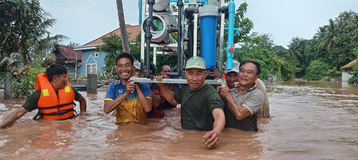 ກອງບັນຊາການທະຫານເມືອງນໍ້າບາກ ນໍາກຳລັງລົງຊ່ວຍເຫຼືອກອບກູ້ໄພພິບັດນໍ້າຖ້ວມ image 3 ກອງບນຊາການທະຫານເມອງນາບາກ ນາກຳລງລງຊວຍເຫອກອບກໄພພບດນາຖວມ - image 3