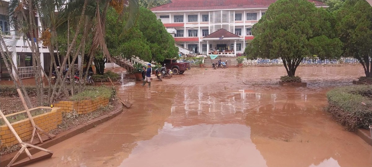 ທະຫານ ແລະ ປະຊາຊົນຮ່ວມໃຈອະນາໄມໂຮງຮຽນຊົນເຜົ່າ ເພື່ອໃຫ້ກັບຄືນສູ່ສະພາບປົກກະຕິໂດຍໄວ image 3 ທະຫານ ແລະ ປະຊາຊນຮວມໃຈອະນາໄມໂຮງຮຽນຊນເຜາ ເພອໃຫກບຄນສສະພາບປກກະຕໂດຍໄວ - image 3