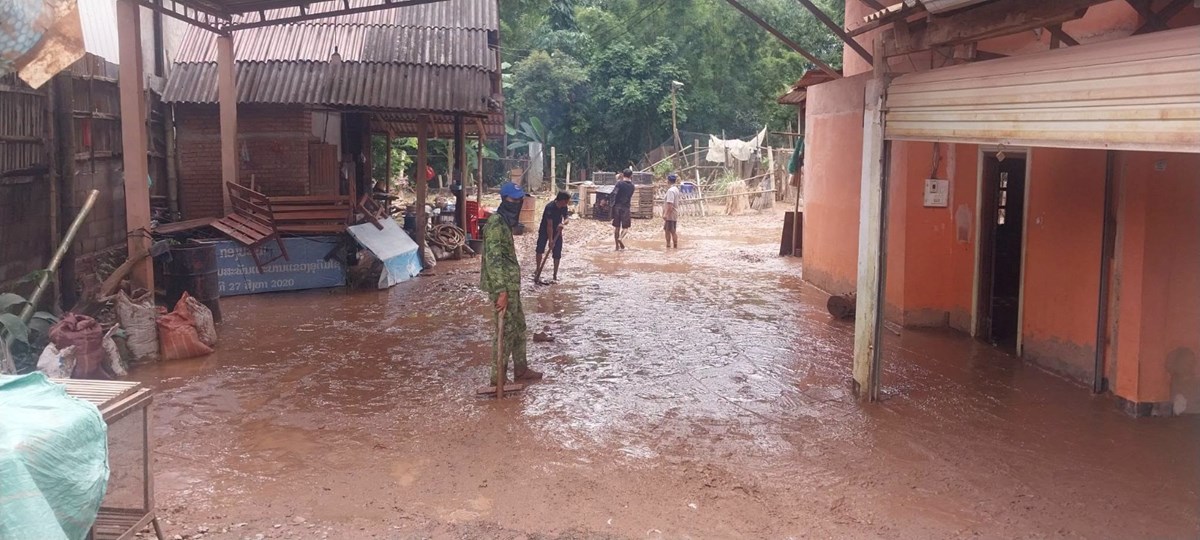 ທະຫານ ແລະ ປະຊາຊົນຮ່ວມໃຈອະນາໄມໂຮງຮຽນຊົນເຜົ່າ ເພື່ອໃຫ້ກັບຄືນສູ່ສະພາບປົກກະຕິໂດຍໄວ image 1 ທະຫານ ແລະ ປະຊາຊນຮວມໃຈອະນາໄມໂຮງຮຽນຊນເຜາ ເພອໃຫກບຄນສສະພາບປກກະຕໂດຍໄວ - image 1
