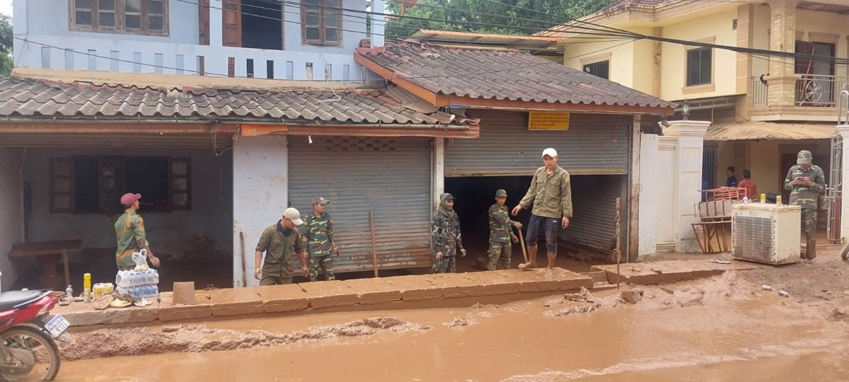 ທະຫານ ແລະ ປະຊາຊົນຮ່ວມໃຈອະນາໄມໂຮງຮຽນຊົນເຜົ່າ ເພື່ອໃຫ້ກັບຄືນສູ່ສະພາບປົກກະຕິໂດຍໄວ image 2 ທະຫານ ແລະ ປະຊາຊນຮວມໃຈອະນາໄມໂຮງຮຽນຊນເຜາ ເພອໃຫກບຄນສສະພາບປກກະຕໂດຍໄວ - image 2
