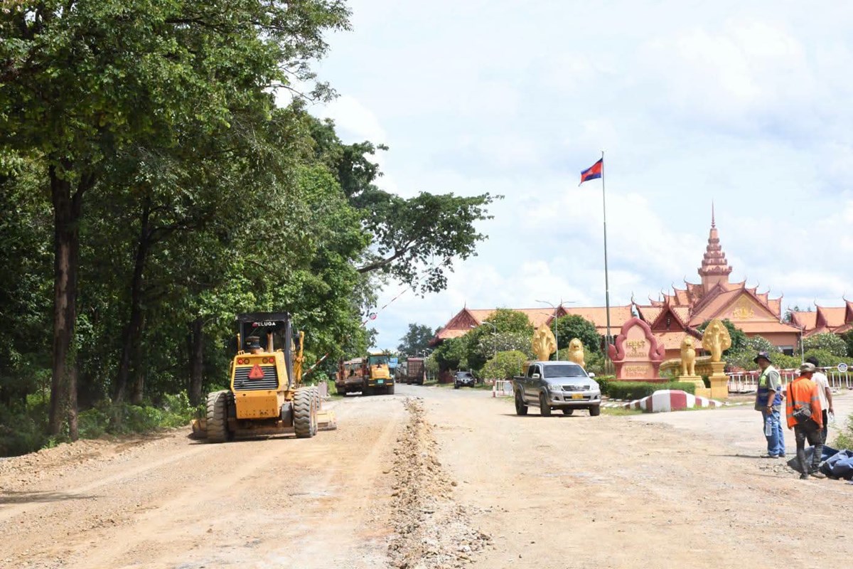 ປະທານຄະນະກຳມະການປກຄອງແຂວງຈຳປາສກ ຊກຍໂຄງການຍກລະດບເສນທາງຍດທະສາດ ດານສາກນໜອງນກຂຽນ ຊາຍແດນລາວ-ກຳປເຈຍ - image 1