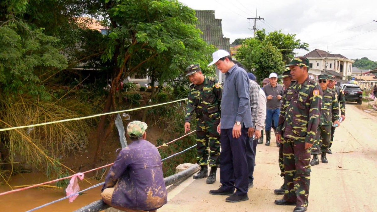 ຮອງລັດຖະມົນຕີກະຊວງປ້ອງກັນປະເທດ ເຄື່ອນໄຫວຕິດຕາມຊ່ວຍເຫຼືອປະຊາຊົນ image 1 ຮອງລດຖະມນຕກະຊວງປອງກນປະເທດ ເຄອນໄຫວຕດຕາມຊວຍເຫອປະຊາຊນ - image 1