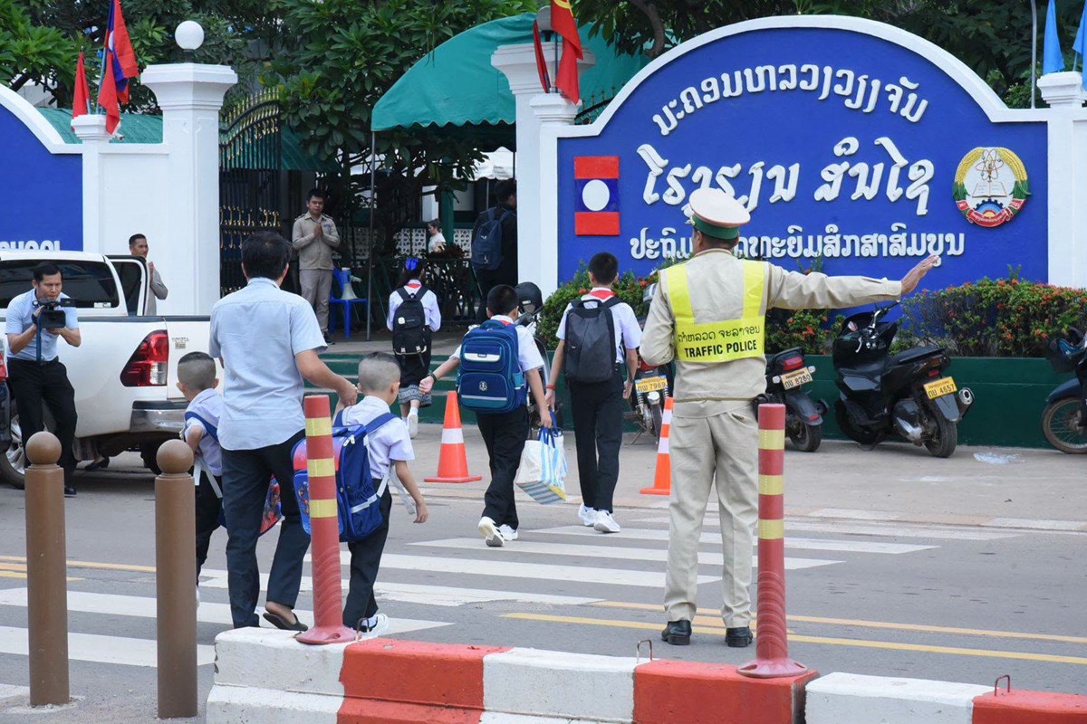 ຕໍາຫຼວດຈະລາຈອນ ນວ ວາງກໍາລັງ 127 ຈຸດ ອຳນວຍຄວາມສະດວກໄລຍະເປີດສົກຮຽນໃໝ່ image 1 ຕາຫວດຈະລາຈອນ ນວ ວາງກາລງ 127 ຈດ ອຳນວຍຄວາມສະດວກໄລຍະເປດສກຮຽນໃໝ - image 1