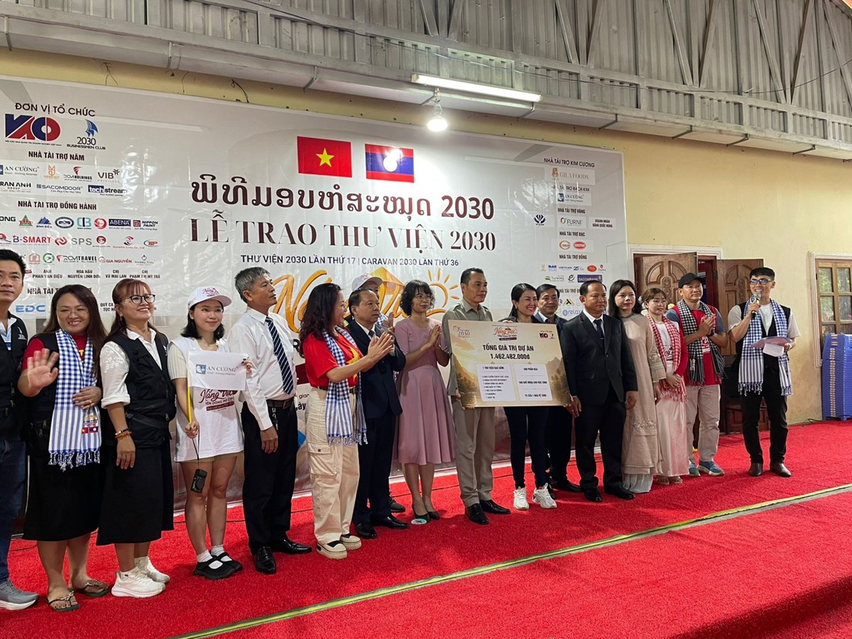 ສະມາຄົມນັກທຸລະກິດໜຸ່ມໂຮ່ຈິມິນ ມອບຫໍສະໝຸດໃຫ້ໂຮງຮຽນມິດຕະພາບລາວ-ຫວຽດນາມ ແຂວງອັດຕະປື. image 1 ສະມາຄມນກທລະກດໜມໂຮຈມນ ມອບຫສະໝດໃຫໂຮງຮຽນມດຕະພາບລາວ-ຫວຽດນາມ ແຂວງອດຕະປ. - image 1