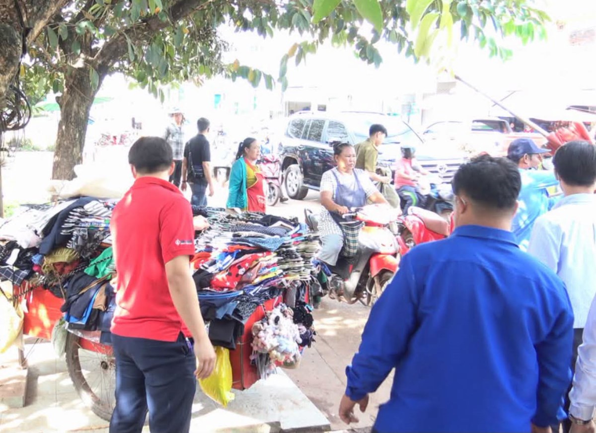 ຈນທະບລ ຈດສນຄວາມເປນລະບຽບຮຽບຮອຍຕາມແຄມທາງ - image 2