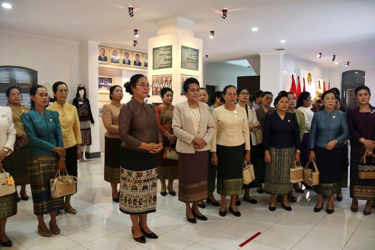 ຄອບຄວການນາ ຢຽມຊມຫມນເຊອແນວລາວສາງຊາດ - image 1