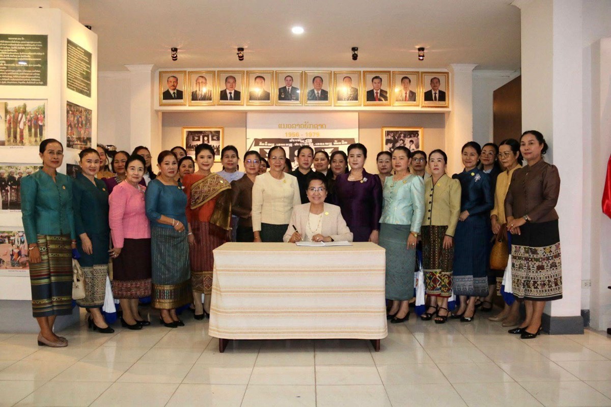 ຄອບຄວການນາ ຢຽມຊມຫມນເຊອແນວລາວສາງຊາດ - image 2