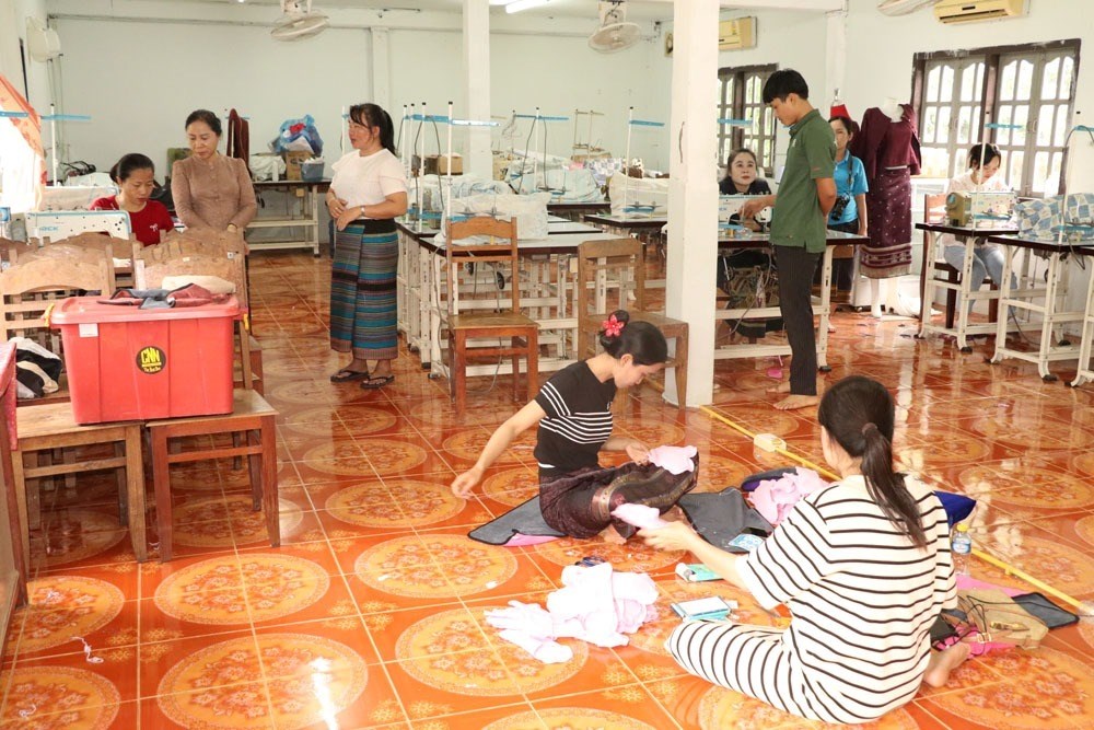 ປະທານສະຫະພນແມຍງແຂວງເຊກອງ ເຄອນໄຫວຊກຍວຽກງານຢສນພດທະນາແມຍງບນດາເຜາແຂວງ - image 1
