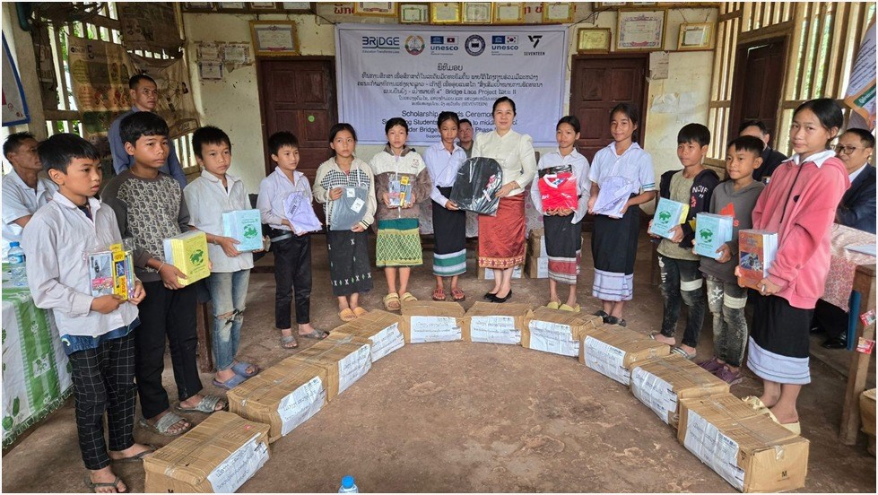 ມອບ-ຮບທນການສກສາໃຫນກຮຽນດອຍໂອກາດ ຈານວນ 109 ຄນໃນ 3 ແຂວງເປາໝາຍ ໂດຍການສະໜບສະໜນຂອງວງນກຮອງຊາຍ ເຊເວນທນ ສ ເກາຫ ພາຍໃຕໂຄງການ Bridge Laos Project ໄລຍະທ II - image 1