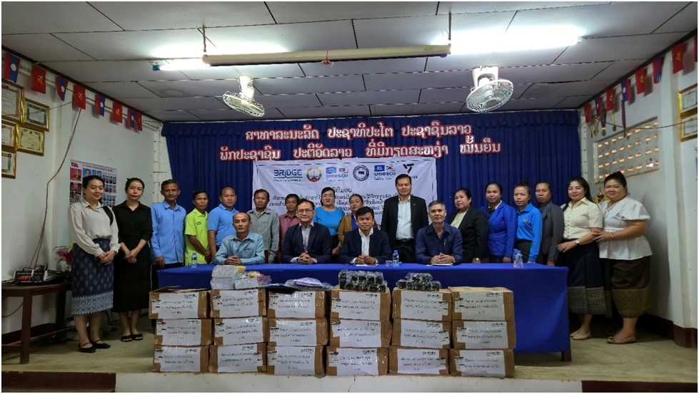 ມອບ-ຮັບທຶນການສຶກສາໃຫ້ນັກຮຽນດ້ອຍໂອກາດ ຈໍານວນ 109 ຄົນໃນ 3 ແຂວງເປົ້າໝາຍ ໂດຍການສະໜັບສະໜູນຂອງວົງນັກຮ້ອງຊາຍ ເຊເວັນທີນ ສ ເກົາຫຼີ ພາຍໃຕ້ໂຄງການ Bridge Laos Project ໄລຍະທີ II image 3 ມອບ-ຮບທນການສກສາໃຫນກຮຽນດອຍໂອກາດ ຈານວນ 109 ຄນໃນ 3 ແຂວງເປາໝາຍ ໂດຍການສະໜບສະໜນຂອງວງນກຮອງຊາຍ ເຊເວນທນ ສ ເກາຫ ພາຍໃຕໂຄງການ Bridge Laos Project ໄລຍະທ II - image 3
