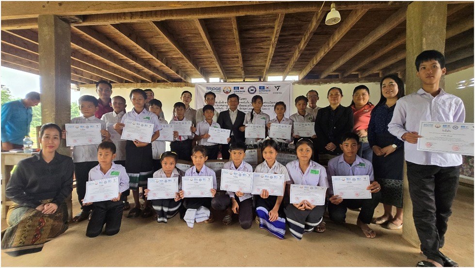 ມອບ-ຮບທນການສກສາໃຫນກຮຽນດອຍໂອກາດ ຈານວນ 109 ຄນໃນ 3 ແຂວງເປາໝາຍ ໂດຍການສະໜບສະໜນຂອງວງນກຮອງຊາຍ ເຊເວນທນ ສ ເກາຫ ພາຍໃຕໂຄງການ Bridge Laos Project ໄລຍະທ II - image 4