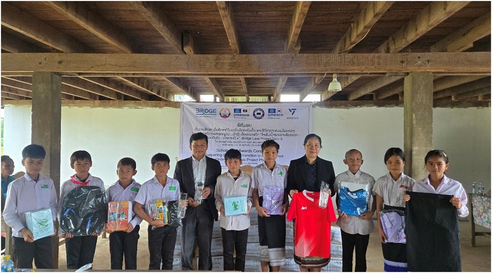 ມອບ-ຮບທນການສກສາໃຫນກຮຽນດອຍໂອກາດ ຈານວນ 109 ຄນໃນ 3 ແຂວງເປາໝາຍ ໂດຍການສະໜບສະໜນຂອງວງນກຮອງຊາຍ ເຊເວນທນ ສ ເກາຫ ພາຍໃຕໂຄງການ Bridge Laos Project ໄລຍະທ II - image 5