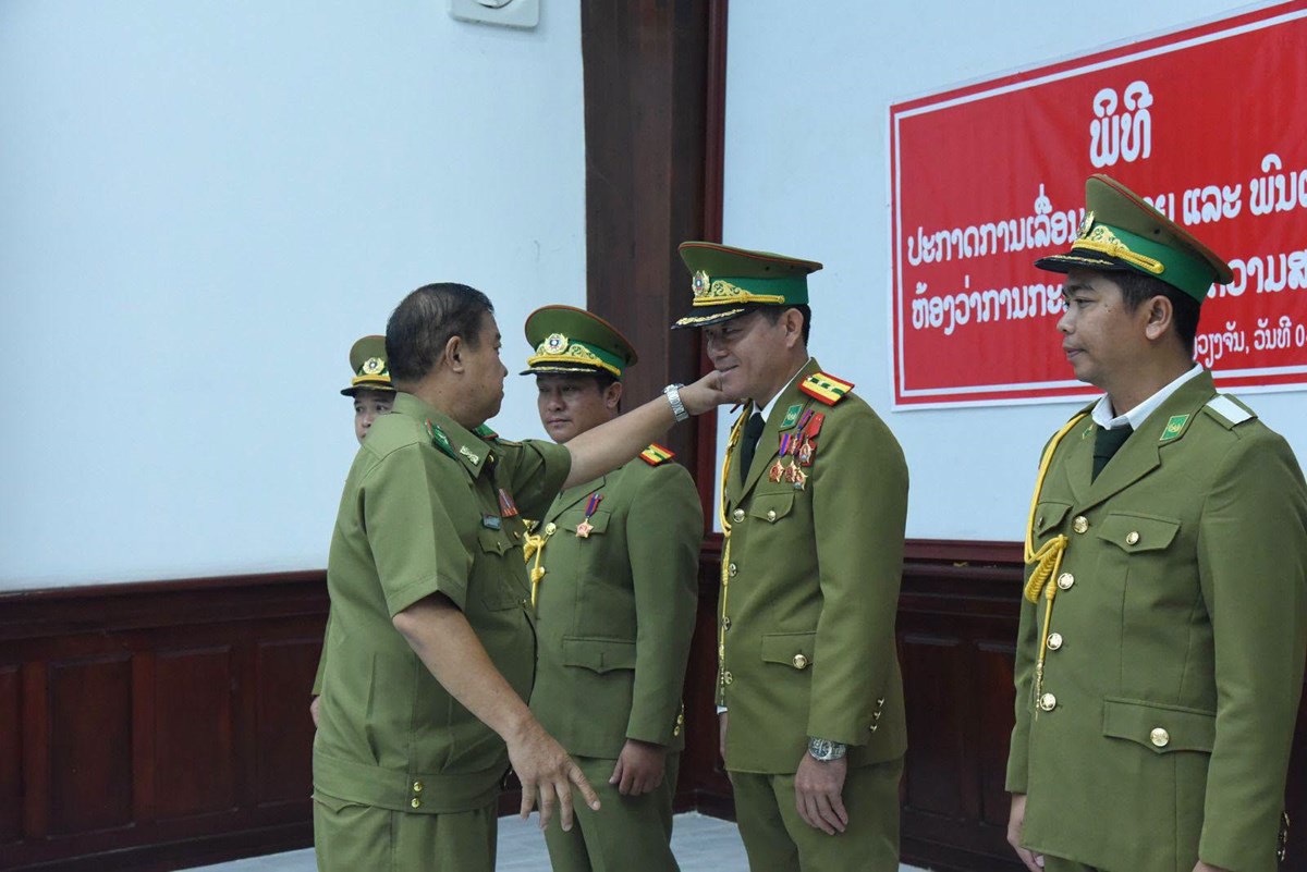 ນາຍ ແລະ ພົນຕຳຫຼວດ ຫ້ອງວ່າການກະຊວງໄດ້ຮັບການເລື່ອນຊັ້ນ 56 ສະຫາຍ image 1 ນາຍ ແລະ ພນຕຳຫວດ ຫອງວາການກະຊວງໄດຮບການເລອນຊນ 56 ສະຫາຍ - image 1