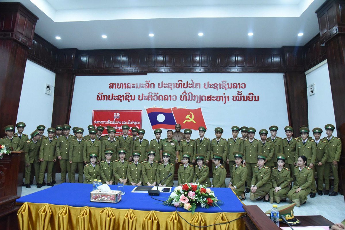 ນາຍ ແລະ ພົນຕຳຫຼວດ ຫ້ອງວ່າການກະຊວງໄດ້ຮັບການເລື່ອນຊັ້ນ 56 ສະຫາຍ image 2 ນາຍ ແລະ ພນຕຳຫວດ ຫອງວາການກະຊວງໄດຮບການເລອນຊນ 56 ສະຫາຍ - image 2