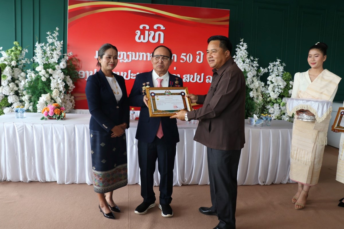 ແຂວງເຊກອງ ປະດັບຫຼຽນກາລະນຶກ 50 ປີ ໃຫ້ອະດີດການນໍາເມືອງລະມາມ image 1 ແຂວງເຊກອງ ປະດບຫຽນກາລະນກ 50 ປ ໃຫອະດດການນາເມອງລະມາມ - image 1