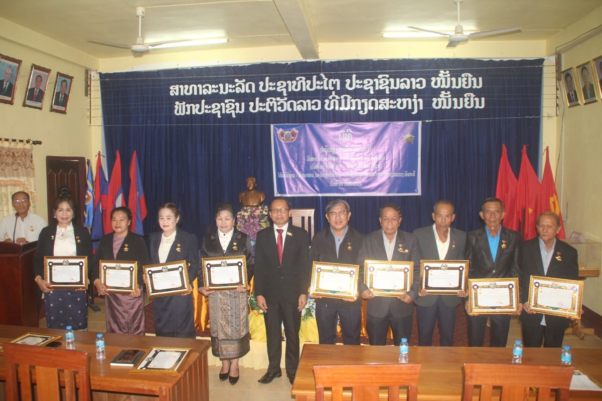 ພະແນກ ວທ ແຂວງອັດຕະປື ມອບຫຼຽນກາລະນຶກ 50 ປີ image 1 ພະແນກ ວທ ແຂວງອດຕະປ ມອບຫຽນກາລະນກ 50 ປ - image 1