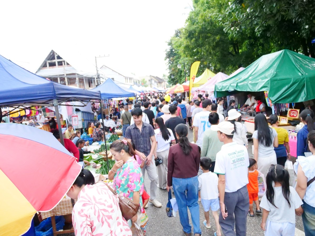 ງານໂລະລາດໃນງານບນຫເຂາປະດບດນ ຢນະຄອນ ຫວງພະບາງ ປນມມວນຊນເຂາຮວມຢາງຫວງຫາຍ - image 4