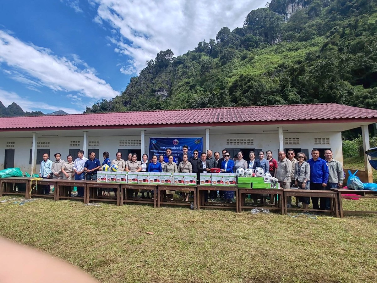 ສິນໄຊອາສາຮ່ວມໃຈພັດທະນາແຂວງໄຊສົມບູນມອບເຄື່ອງໃຫ້ໂຮງຮຽນປະຖົມສົມບູນພູຫົວຊ້າງ image 1 ສນໄຊອາສາຮວມໃຈພດທະນາແຂວງໄຊສມບນມອບເຄອງໃຫໂຮງຮຽນປະຖມສມບນພຫວຊາງ - image 1