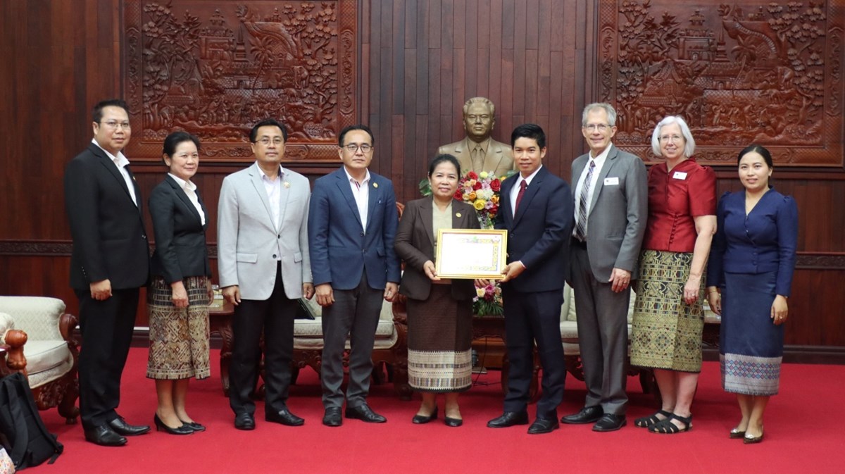 ອົງການໃຈບຸນສາກົນ ເດເຊເຣັດ (DIC) ມອບເຂົ້າສານ 300 ໂຕນ ໃຫ້ ສນຊ image 1 ອງການໃຈບນສາກນ ເດເຊເຣດ (DIC) ມອບເຂາສານ 300 ໂຕນ ໃຫ ສນຊ - image 1