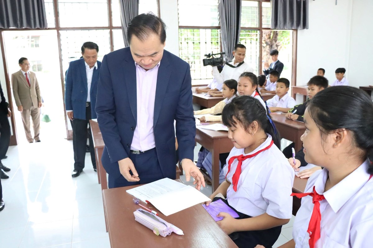 ທ່ານ ທອງສະລິດ ມັງໜໍ່ເມກ ລົງເຄື່ອນໄຫວຊຸກຍູ້ການຮຽນ-ການສອນ ໂຮງຮຽນສາມັນກິນນອນຊົນເຜົ່າແຂວງສະຫວັນນະເຂດ image 2 ທານ ທອງສະລດ ມງໜເມກ ລງເຄອນໄຫວຊກຍການຮຽນ-ການສອນ ໂຮງຮຽນສາມນກນນອນຊນເຜາແຂວງສະຫວນນະເຂດ - image 2