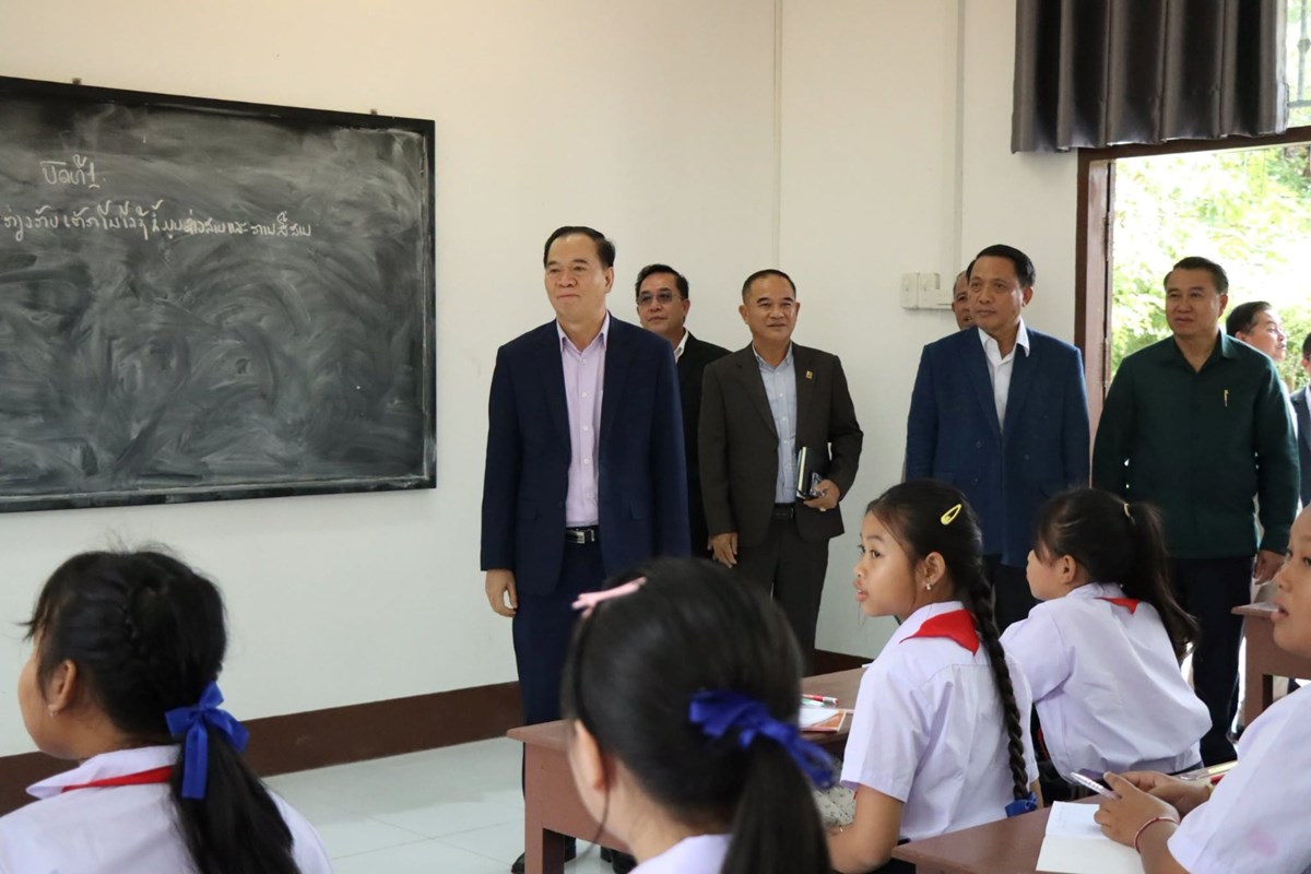 ທ່ານ ທອງສະລິດ ມັງໜໍ່ເມກ ລົງເຄື່ອນໄຫວຊຸກຍູ້ການຮຽນ-ການສອນ ໂຮງຮຽນສາມັນກິນນອນຊົນເຜົ່າແຂວງສະຫວັນນະເຂດ image 1 ທານ ທອງສະລດ ມງໜເມກ ລງເຄອນໄຫວຊກຍການຮຽນ-ການສອນ ໂຮງຮຽນສາມນກນນອນຊນເຜາແຂວງສະຫວນນະເຂດ - image 1