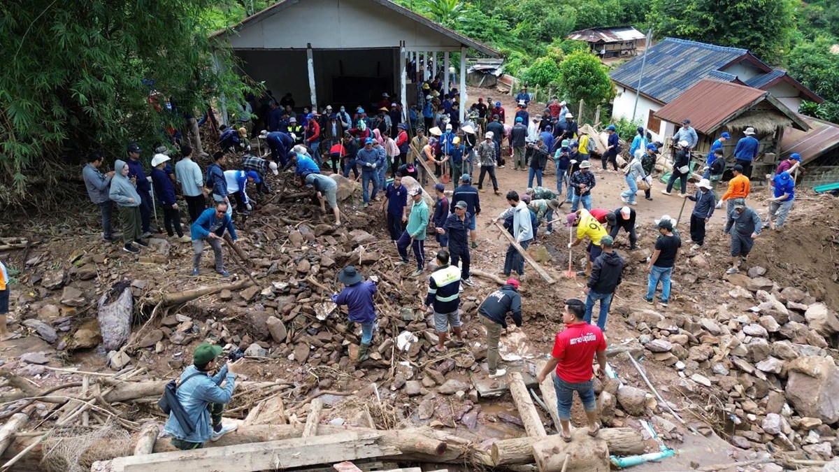 ສະມາຊິກກຳມະບານອ້ອມຂ້າງແຂວງອຸດົມໄຊ ຮ່ວມໃຈອະນາໄມຟື້ນຟູໂຮງຮຽນ ທີ່ໄດ້ຮັບຜົນກະທົບຈາກໄພທຳມະຊາດ image 2 ສະມາຊກກຳມະບານອອມຂາງແຂວງອດມໄຊ ຮວມໃຈອະນາໄມຟນຟໂຮງຮຽນ ທໄດຮບຜນກະທບຈາກໄພທຳມະຊາດ - image 2