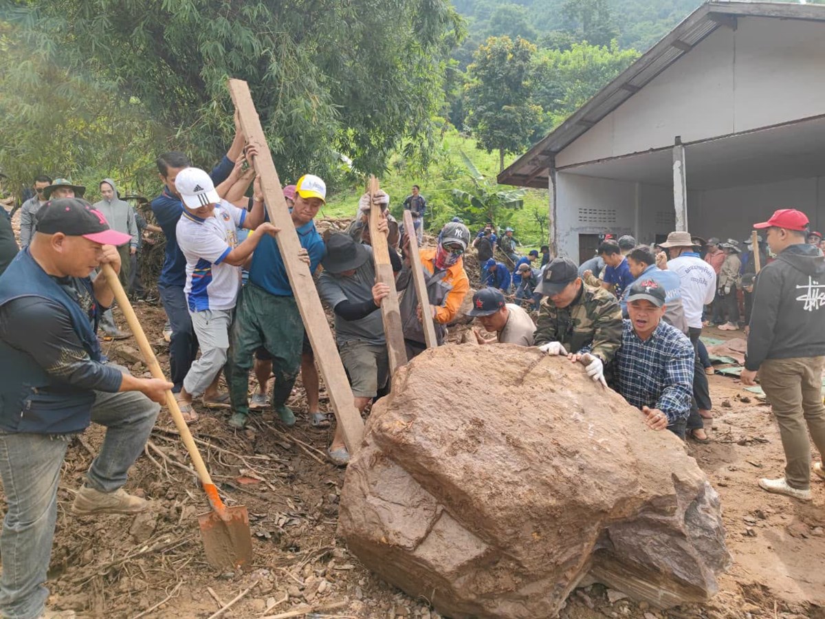 ສະມາຊິກກຳມະບານອ້ອມຂ້າງແຂວງອຸດົມໄຊ ຮ່ວມໃຈອະນາໄມຟື້ນຟູໂຮງຮຽນ ທີ່ໄດ້ຮັບຜົນກະທົບຈາກໄພທຳມະຊາດ image 1 ສະມາຊກກຳມະບານອອມຂາງແຂວງອດມໄຊ ຮວມໃຈອະນາໄມຟນຟໂຮງຮຽນ ທໄດຮບຜນກະທບຈາກໄພທຳມະຊາດ - image 1