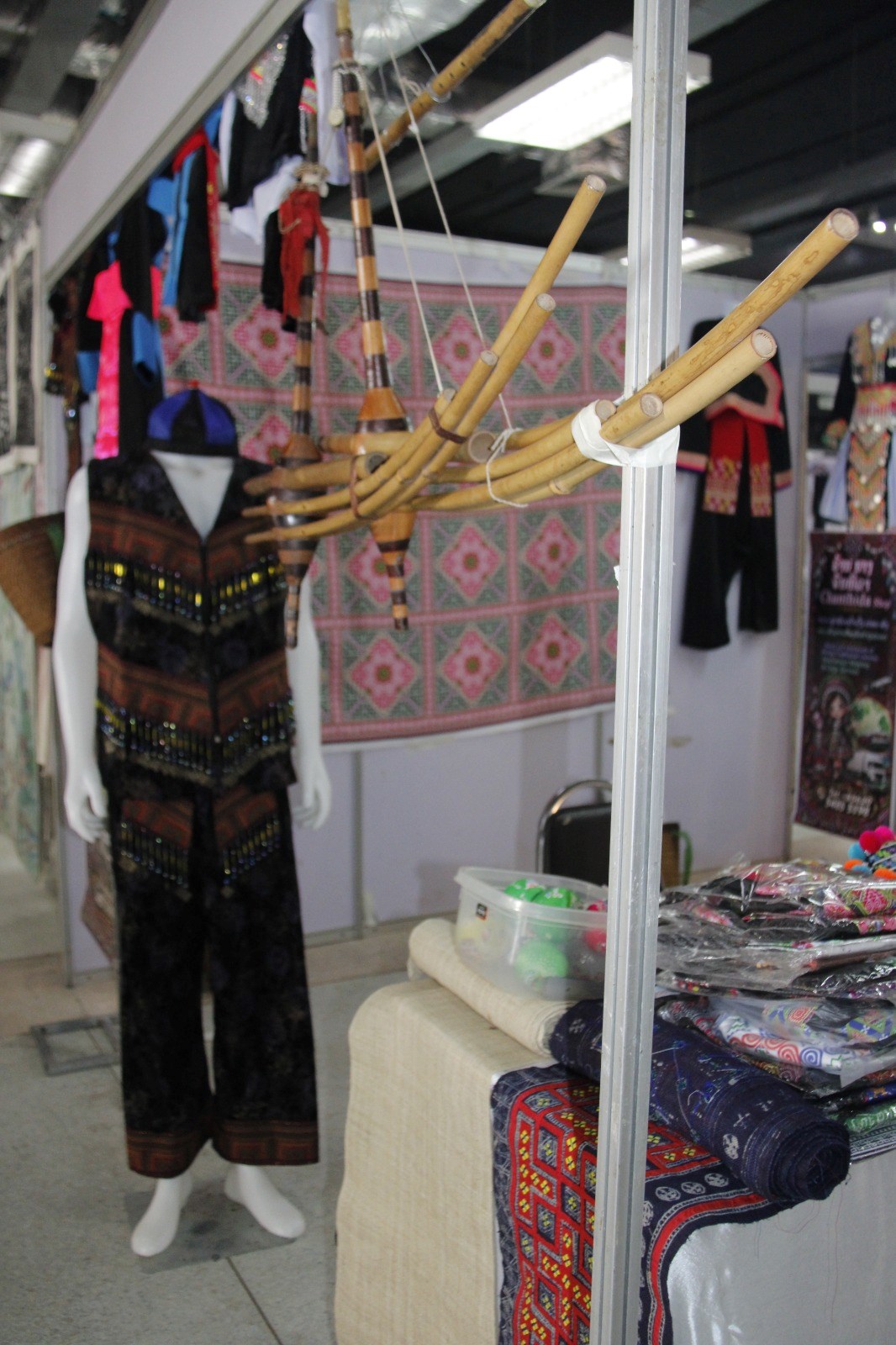ຜະລິດຕະພັນເຜົ່າມົ້ງຮ່ວມວາງສະແດງໃນງານນິເທດສະການ “ຄຸນຄ່າພູມປັນຍາລາວ” ຄັ້ງທີ 1 image 3 ຜະລດຕະພນເຜາມງຮວມວາງສະແດງໃນງານນເທດສະການ “ຄນຄາພມປນຍາລາວ” ຄງທ 1 - image 3