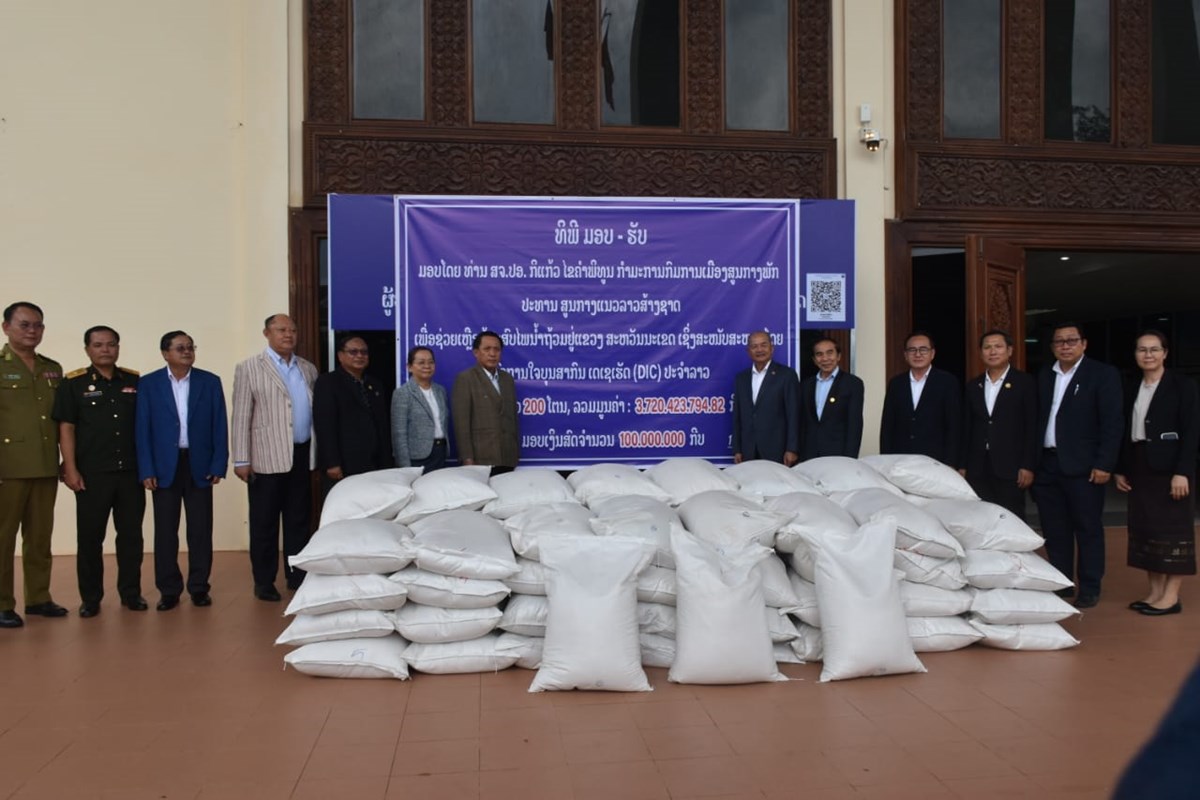 ປະທານ ສນຊ ມອບເຂົ້າສານ 200 ໂຕນ ໃຫ້ແຂວງສະຫວັນນະເຂດ image 1 ປະທານ ສນຊ ມອບເຂາສານ 200 ໂຕນ ໃຫແຂວງສະຫວນນະເຂດ - image 1
