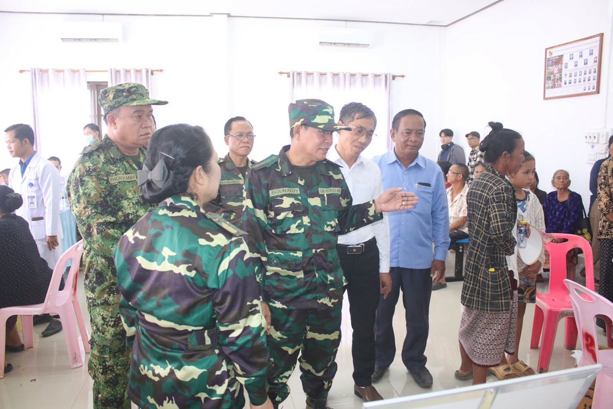 ຄະນະແພດ ກອງທບປດປອຍປະຊາຊນຈນ ເຄອນໄຫວກວດສຂະພາບໃຫປະຊາຊນ ຢໂຮງໝຊມຊນເມອງສະໜາມໄຊ - image 1