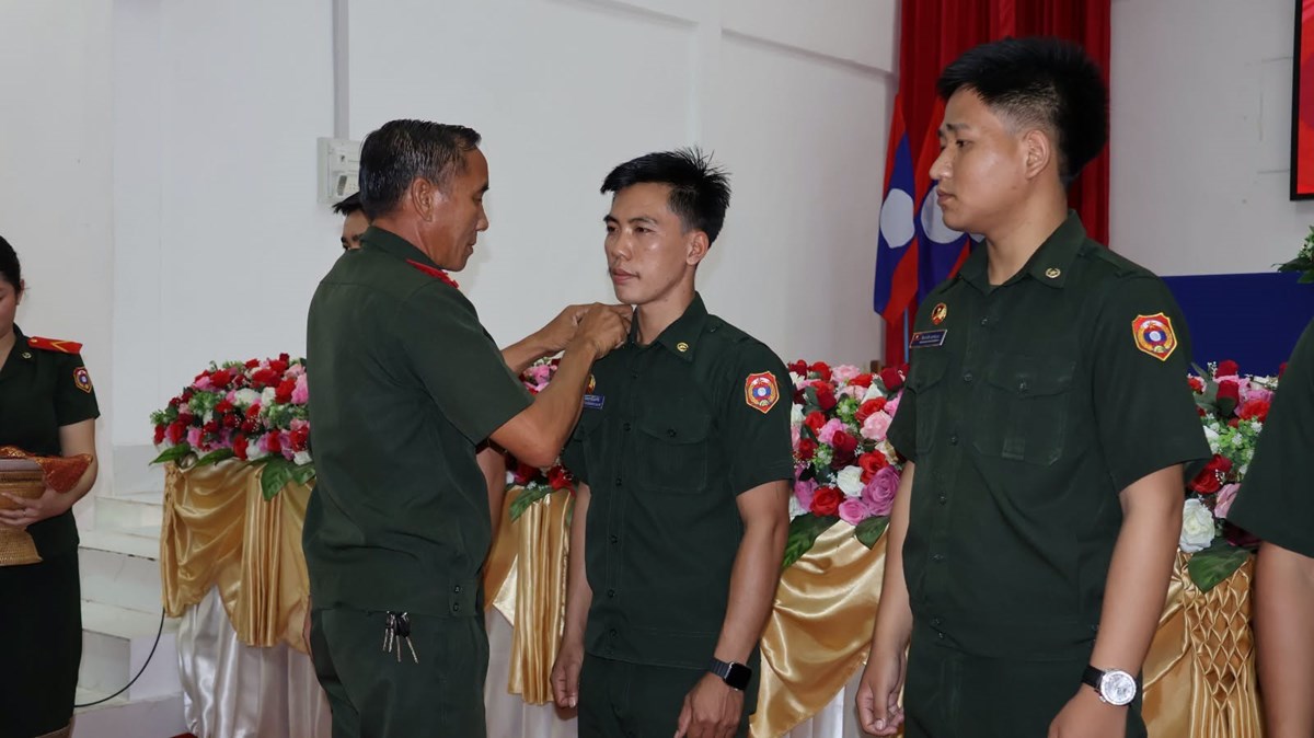ກອງບັນຊາການທະຫານແຂວງຄຳມ່ວນ ປະດັບທຽບຊັ້ນນາຍທະຫານ image 2 ກອງບນຊາການທະຫານແຂວງຄຳມວນ ປະດບທຽບຊນນາຍທະຫານ - image 2