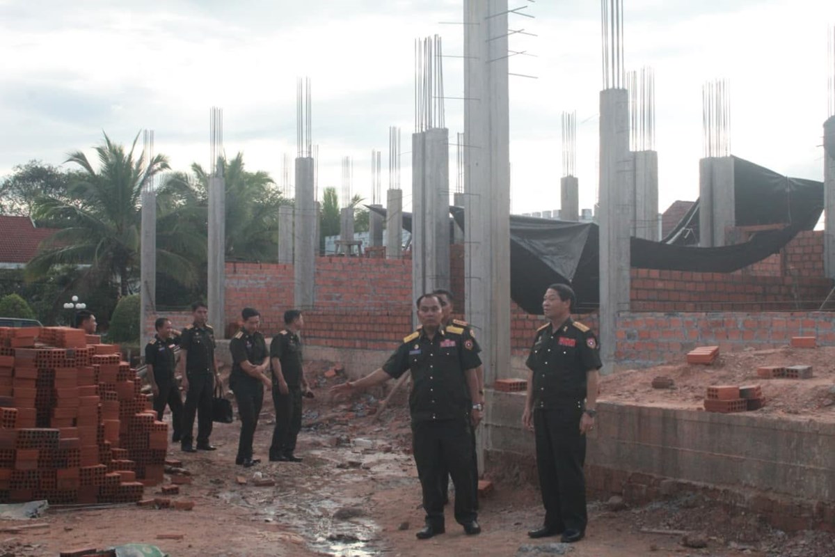 ຫົວໜ້າກົມໃຫຍ່ການເມືອງກອງທັບ ຊຸກຍູ້ວຽກງານຢູ່ກອງບັນຊາການທະຫານແຂວງສາລະວັນ image 2 ຫວໜາກມໃຫຍການເມອງກອງທບ ຊກຍວຽກງານຢກອງບນຊາການທະຫານແຂວງສາລະວນ - image 2