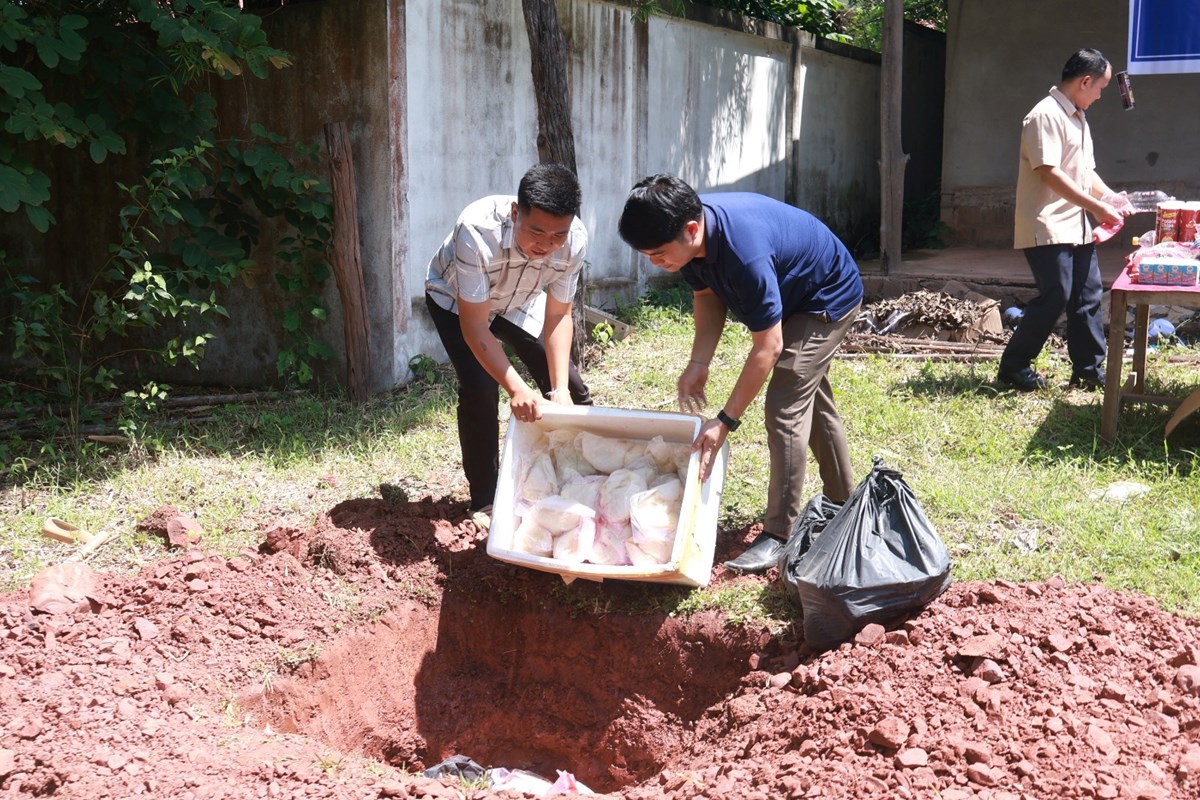 ແກ່ນທ້າວ ທຳລາຍສິນຄ້າໝົດອາຍຸ-ສິນຄ້າຕ້ອງຫ້າມ image 2 ແກນທາວ ທຳລາຍສນຄາໝດອາຍ-ສນຄາຕອງຫາມ - image 2