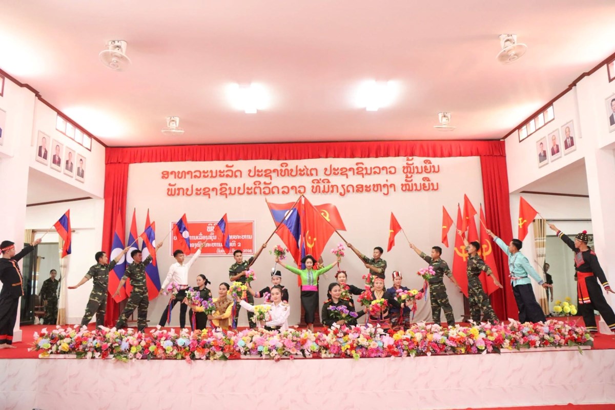 ໜ່ວຍສິລະປະສະມັກຫຼິ້ນ ກອງພົນທີ 2 ຜ່ານລາຍການສະແດງ image 1 ໜວຍສລະປະສະມກຫນ ກອງພນທ 2 ຜານລາຍການສະແດງ - image 1