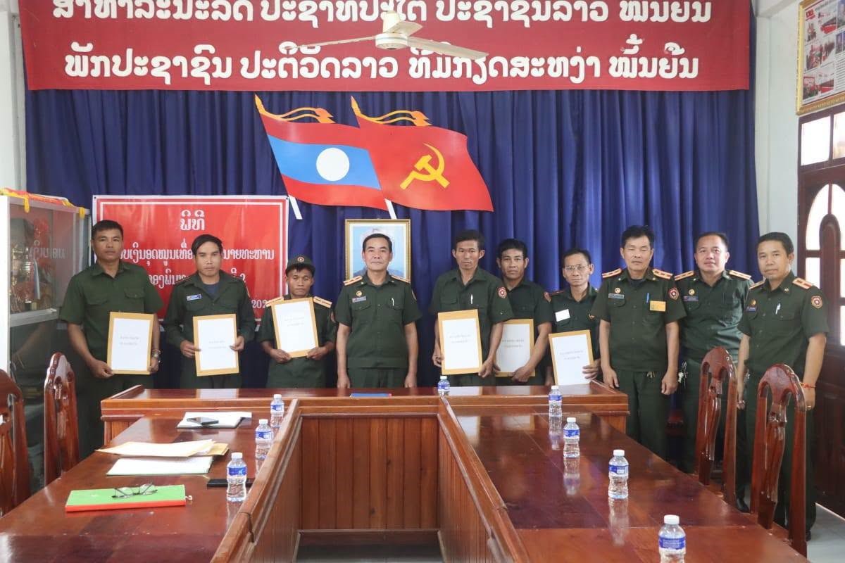 ກອງພນທ​ 2​ ມອບ​ເງນ​ອດໜນເທອດຽວໃຫນາຍທະຫານ - image 1