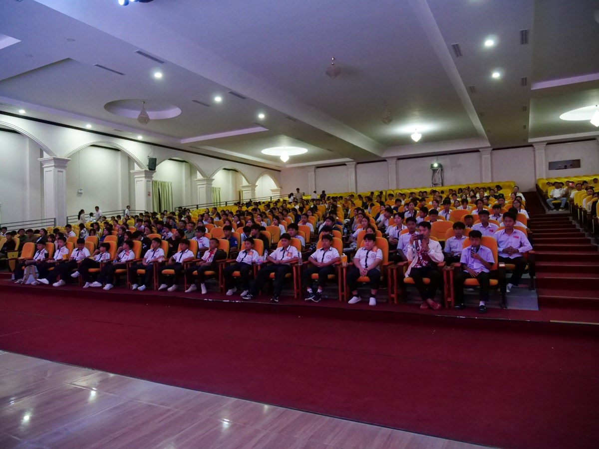 ສາຍຮບເງາສະເຫມສະຫອງວນຊາດ ສປ ຈນ ຄບຮອບ 77 ປ ທຫວງພະບາງ - image 1