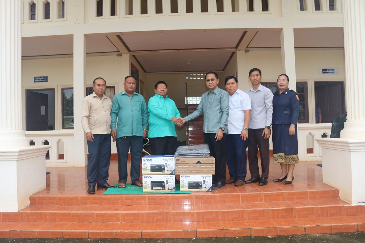 ການນໍາເມືອງໝື່ນ ມອບຄອມພີວເຕີໂນດບຸກ-ປິນເຕີ ໃຫ້3 ຕາແສງ image 1 ການນາເມອງໝນ ມອບຄອມພວເຕໂນດບກ-ປນເຕ ໃຫ3 ຕາແສງ - image 1