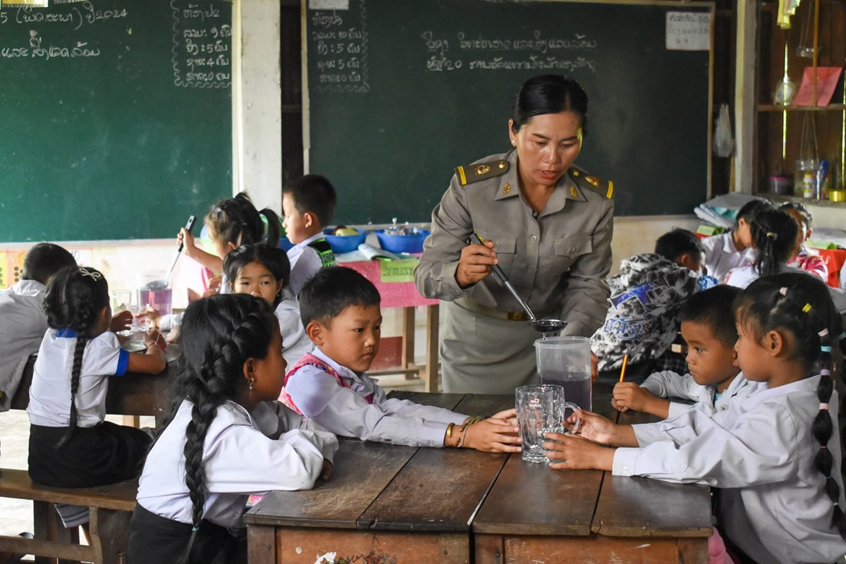 ສສກພັດທະນາຄູ່ມືແນະນຳໃໝ່ ເພື່ອຊ່ວຍຄູສອນຫ້ອງຄວບຊັ້ນປະຖົມ image 1 ສສກພດທະນາຄມແນະນຳໃໝ ເພອຊວຍຄສອນຫອງຄວບຊນປະຖມ - image 1