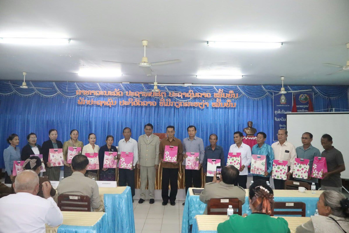 ພະແນກສຶກສາທິການ ແລະ ກິລາແຂວງຄໍາມ່ວນສະເຫຼີມສະຫຼອງວັນຄູແຫ່ງຊາດຄົບຮອບ 32 ປີ image 2 ພະແນກສກສາທການ ແລະ ກລາແຂວງຄາມວນສະເຫມສະຫອງວນຄແຫງຊາດຄບຮອບ 32 ປ - image 2