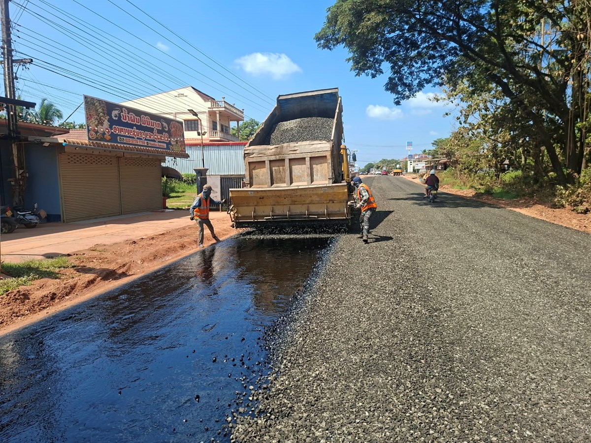 ການກໍ່ສ້າງເສັ້ນທາງຫຼວງແຫ່ງຊາດ ເລກທີ 10 ຂອງເມືອງທຸລະຄົມ ຄືບໜ້າ 80% image 1 ການກສາງເສນທາງຫວງແຫງຊາດ ເລກທ 10 ຂອງເມອງທລະຄມ ຄບໜາ 80% - image 1