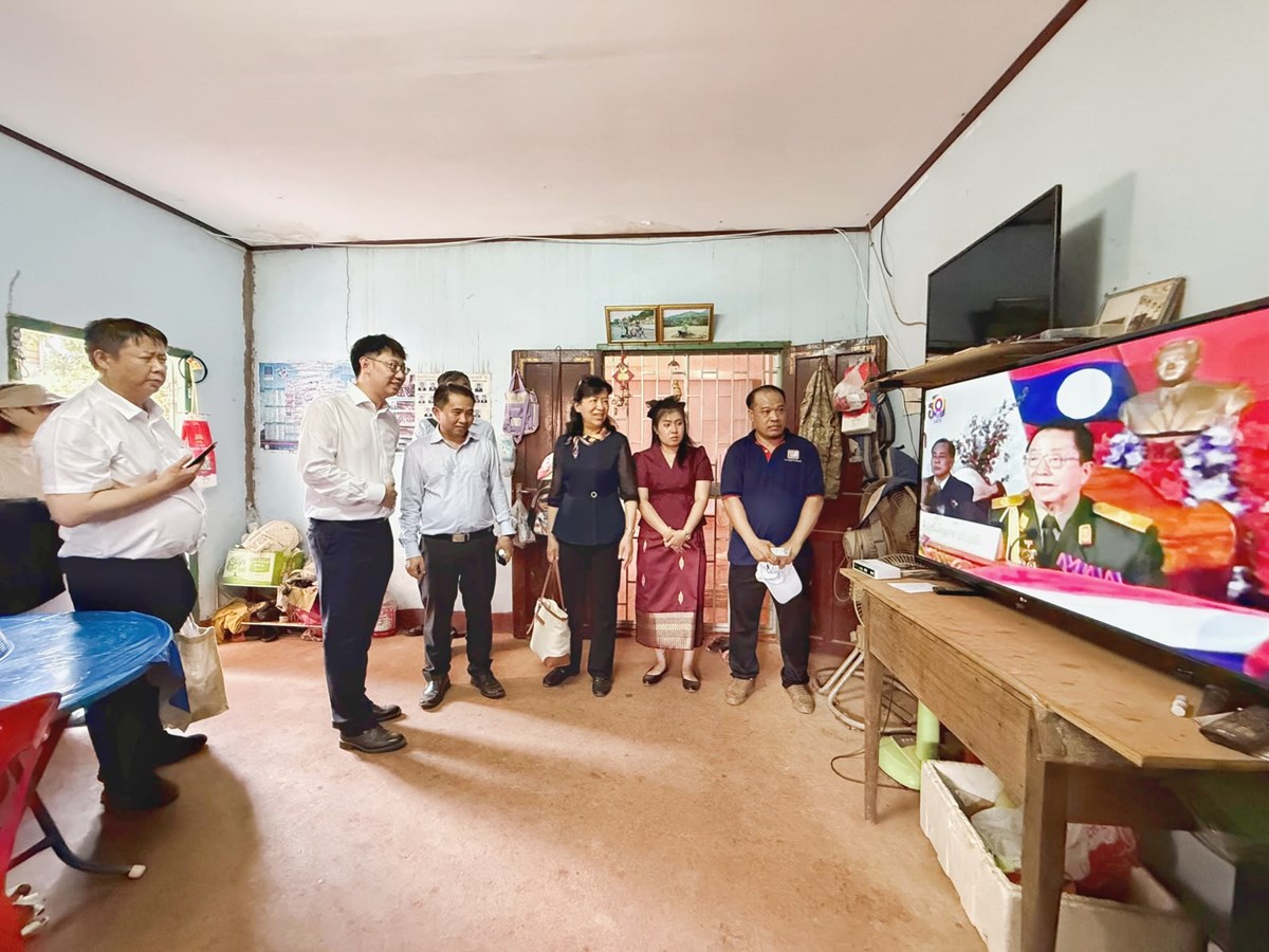 ໂຄງການໃຈປະສານໃຈຢຸນໜານ ມອບກ່ອງຮັບສັນຍານໂທລະພາບດີຈີຕອນໃຫ້ສອງບ້ານ image 2 ໂຄງການໃຈປະສານໃຈຢນໜານ ມອບກອງຮບສນຍານໂທລະພາບດຈຕອນໃຫສອງບານ - image 2